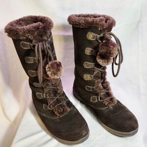 White Mountain vintage design faux sharpa lining suede leather w/cute pom poms